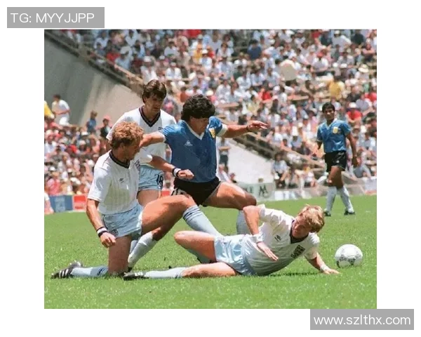 与足球球星并肩合影记录珍贵时刻尽享绿茵场上的荣耀与激情