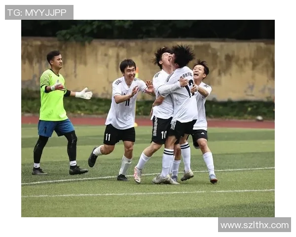 两位足球巨星背影合照展现默契与荣耀的瞬间